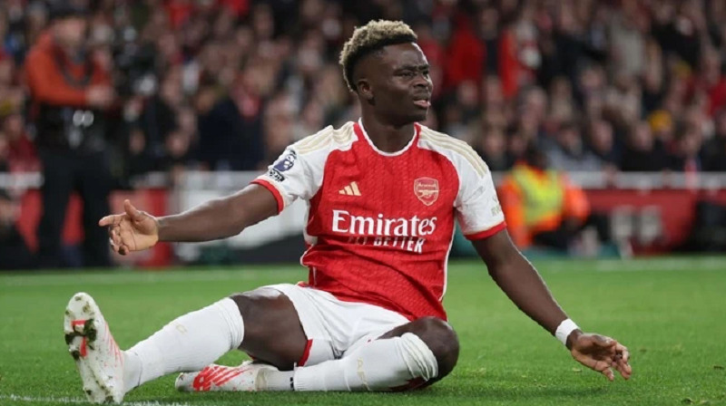 Sao Arsenal - Bukayo Saka tiền vệ Arsenal bị chê phóng đại vấn đề quá mức.