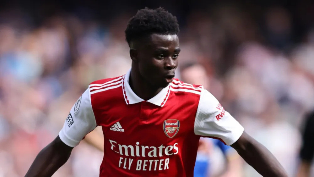 Bukayo Saka tiền vệ Arsenal đã phải chịu nhiều pha tắc bóng khá tàn bạo